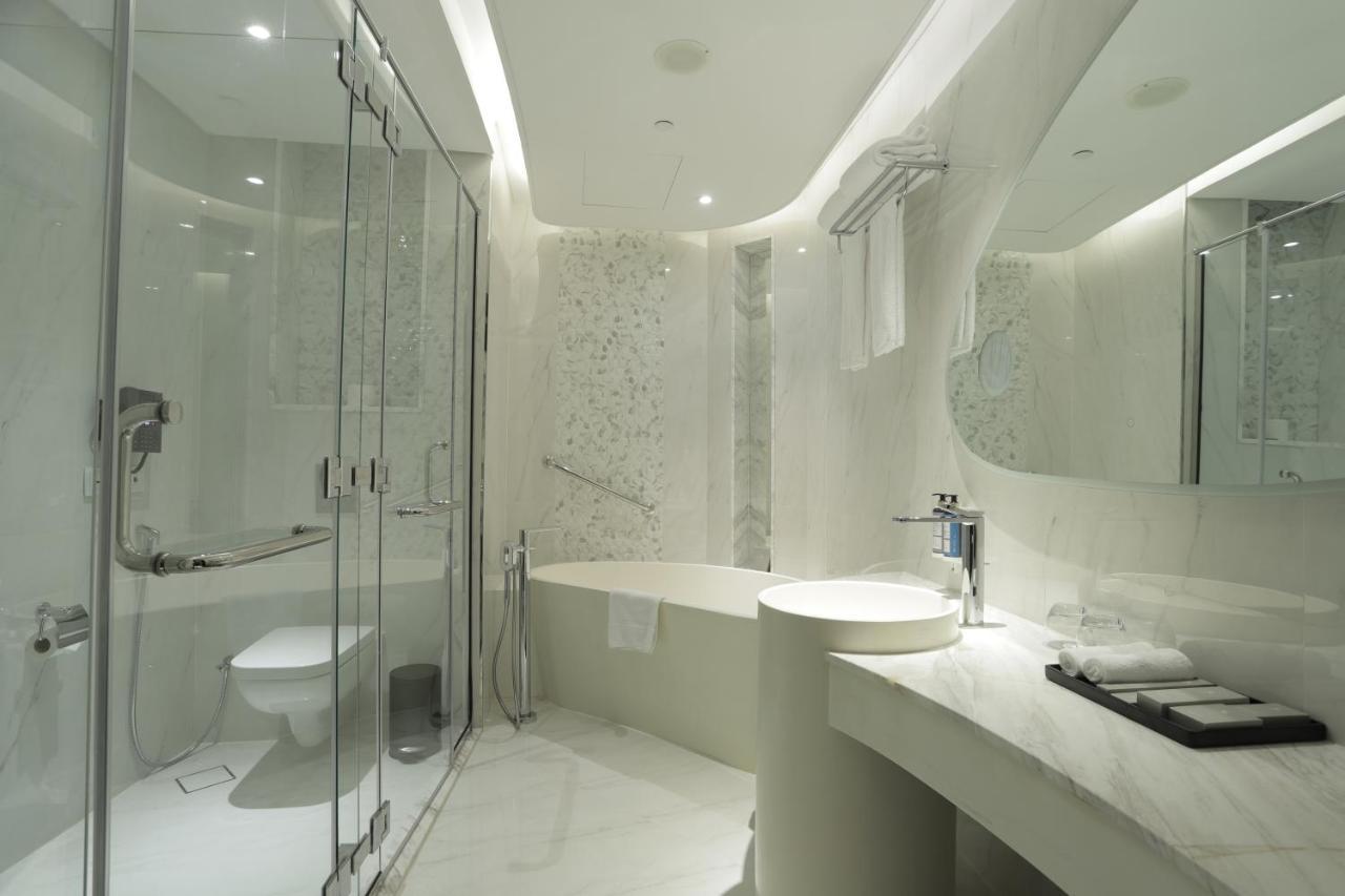 Century Marina Hotel - Lusail Экстерьер фото A modern bathroom