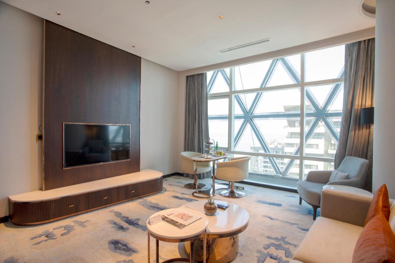 Century Marina Hotel - Lusail Экстерьер фото A suite at the hotel