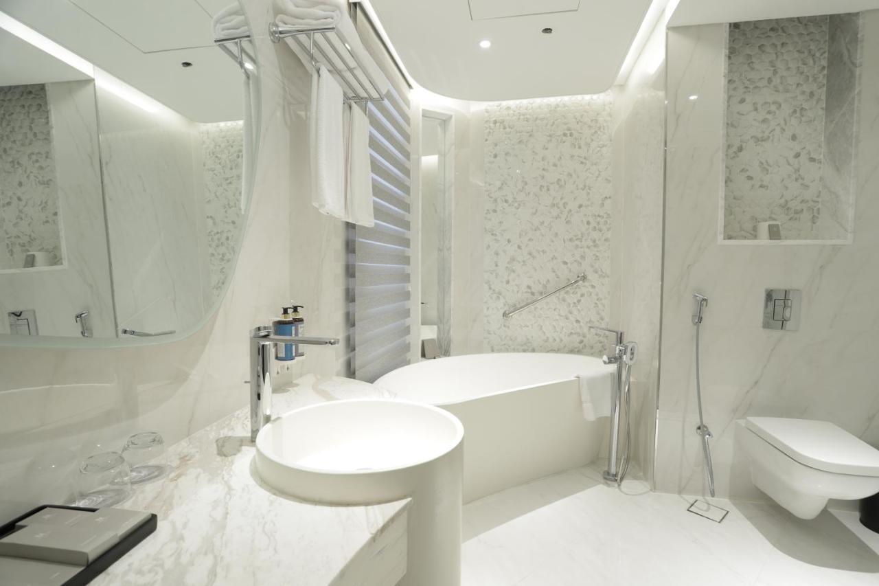 Century Marina Hotel - Lusail Экстерьер фото Bathroom