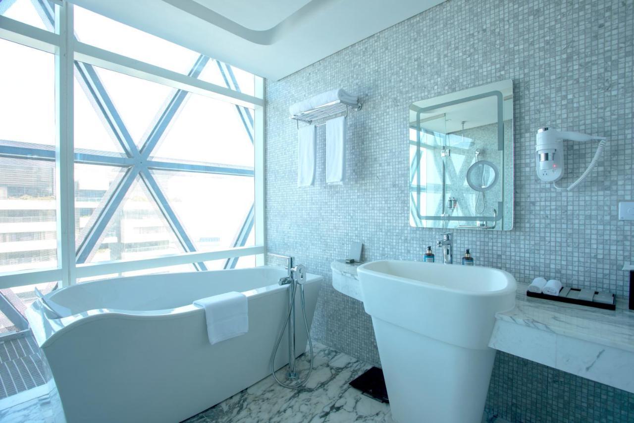 Century Marina Hotel - Lusail Экстерьер фото Bathroom
