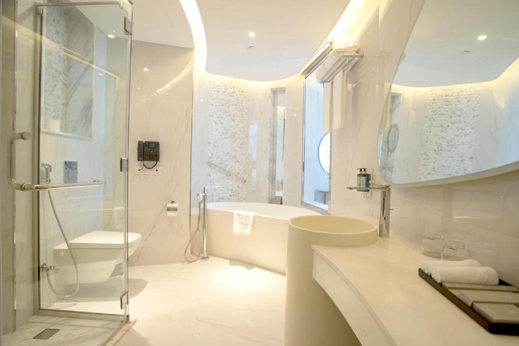 Century Marina Hotel - Lusail Экстерьер фото Bathroom
